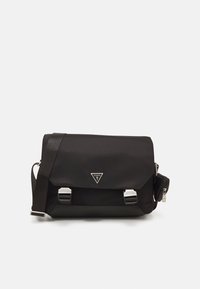 Borsa a tracolla nera realizzata in materiale sintetico, con chiusura a pattina, accessori in metallo argentato, tracolla regolabile e dettaglio del logo.