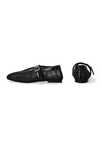 Schwarze Mesh-Ballerinas mit schmaler spitzer Zehenpartie, Schnallenriemen und glatten Lederakzenten; verfügen über einen niedrigen Absatz und ein atmungsaktives Design.