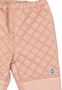 Pantalon rose rembourré avec un motif matelassé en losanges, taille élastique et accents gris. Comprend une étiquette logo sur le côté inférieur.