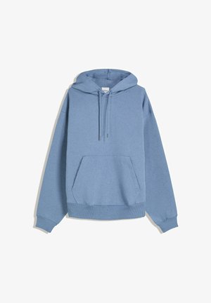 Valkoinen tausta, jossa on vaaleansininen huppari pitkillä hihoilla, etuosassa kengurupussitasku ja nyöritettävä huppu.