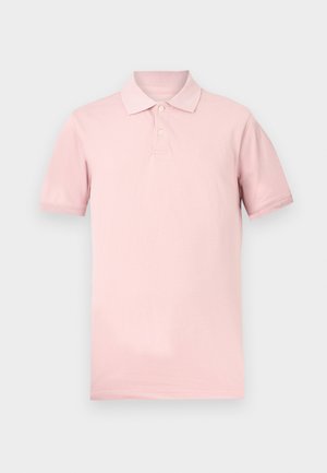 Polo a maniche corte rosa chiaro con colletto a costine e due bottoni, design semplice, mostrata su uno sfondo bianco.