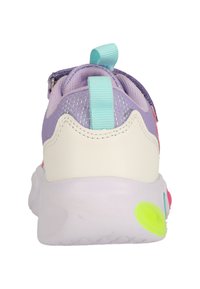 Baskets violettes texturées avec une semelle blanche, dotées d'un onglet de talon turquoise et d'accents colorés en rose et jaune. Design lisse et respirant.