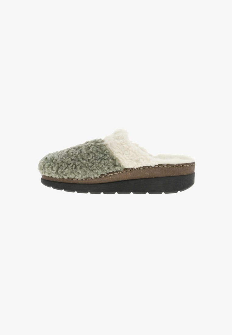 Chausson en peluche vert et crème avec un dessus texturé et une épaisse semelle noire, comportant des coutures discrètes le long du bord.