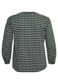 Een langetermijnshirt van donker groen stof met een wit en lichtgroen ruitpatroon. Ronde halslijn en gathered mouwen.