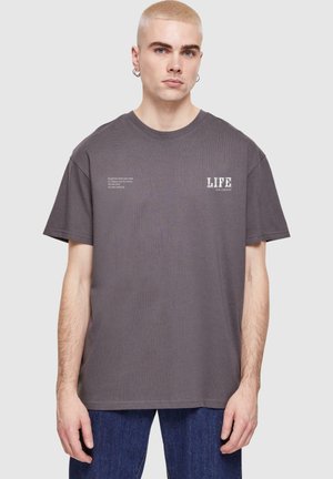 Grå bomulds t-shirt med korte ærmer; har fronttryk med teksten "LIFE" i hvid; afslappet pasform og ribbet tekstur.