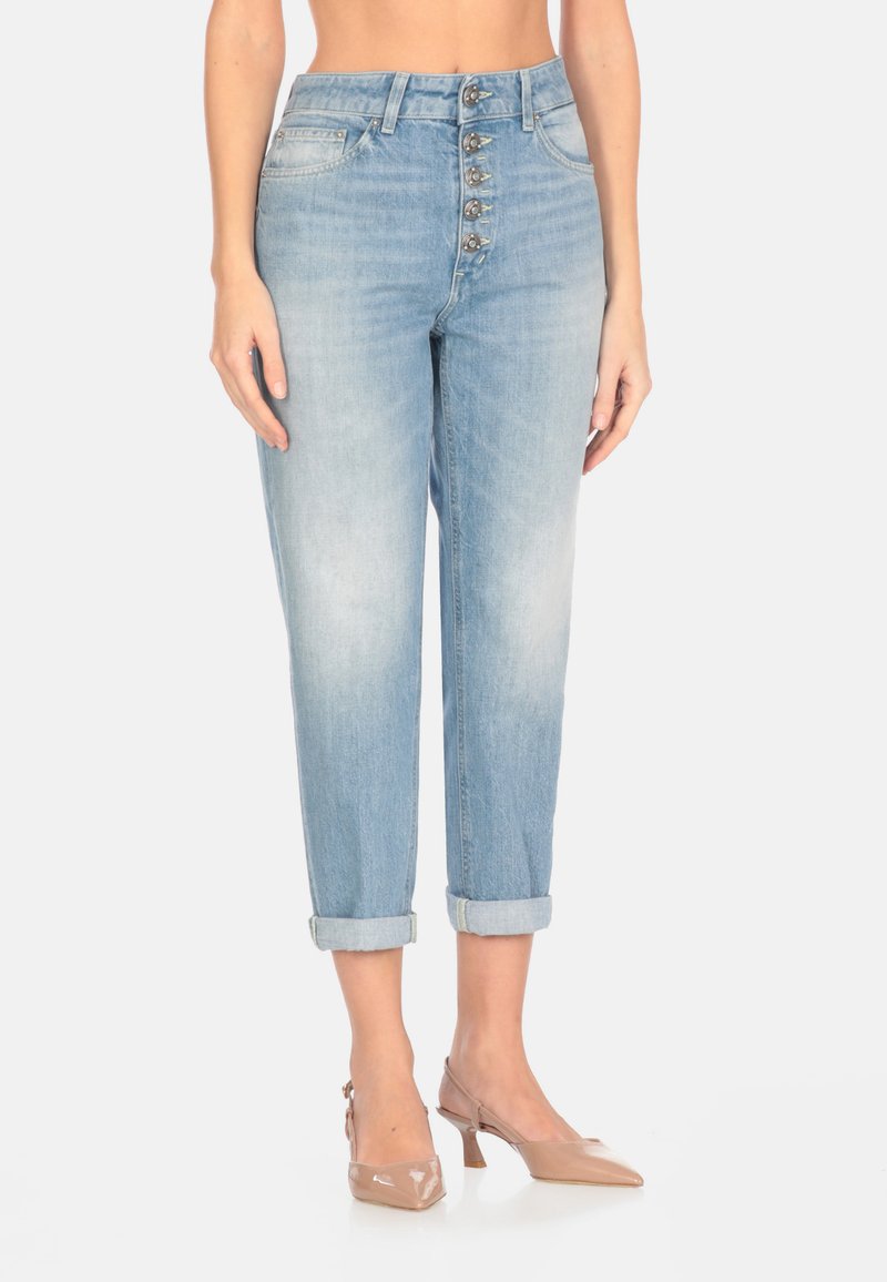 Jeans in denim azzurro chiaro con vita alta, caratterizzati da un sistema di chiusura a bottoni, orli arrotolati e una leggera scoloritura, abbinati a tacchi nudi.