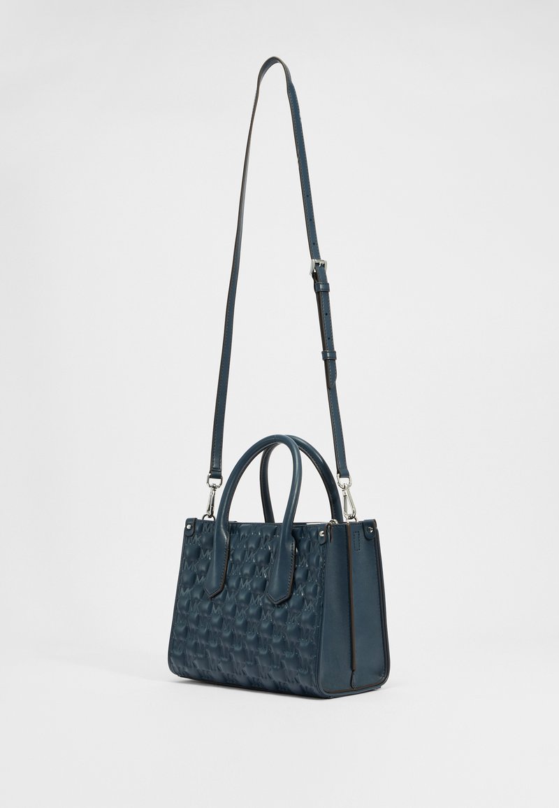 Borsa a mano in pelle blu scuro con motivo tessurizzato, doppi manici superiori e tracolla rimovibile. Forma rettangolare con accenti in argento.