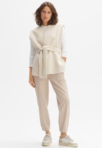 OPUS MYHA - Stoffhose - macadamia