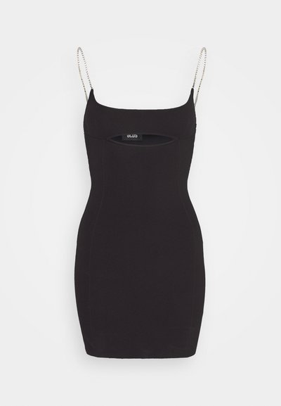 Fekete bordás mini ruha, amely testhez simuló sziluettel, négyzet alakú nyakkivágással és ezüst lánc pántokkal rendelkezik. Középen vágott rész található a derék felett.