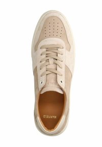 Beige Wildlederschuhe mit perforierter Zehenpartie, runden Schnürsenkeln und einem hellbraunen Lederfutter. Sie haben eine weiße Gummisohle und dezente Logodetails.