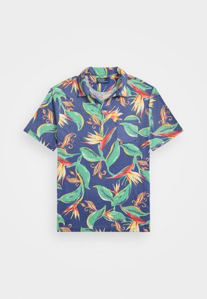 Kortärmad polo i marinblått tyg, prydd med ett livligt blommönster med gröna blad samt röda och gula blommor.