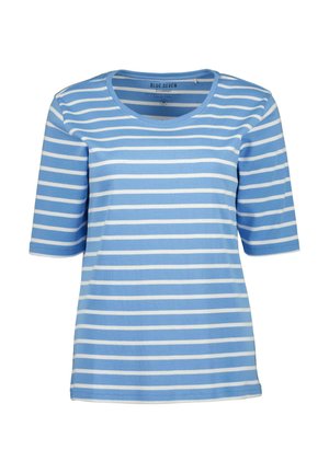 Lichtblauwe t-shirt met horizontale witte strepen. Heeft een ronde halslijn en korte mouwen. Zachte katoenen stof, casual pasvorm.