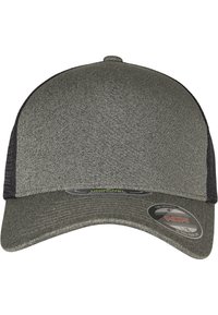 Cappellino grigio con una parte anteriore strutturata, lati in rete nera e visiera curva. Presenta un adesivo con il logo sulla visiera e una superficie in tessuto testurizzato.