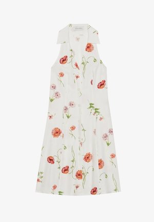 Blommig klänning med ett vitt tyg prytt med rosa och orange blomstertryck, krage och knappstängning framtill.