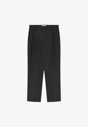 Hlače iz temno sive volne, z gubanim sprednjim delom, ravnimi nogami in srednje visokim pasom. Brez žepov ali vidnih kovinskih delov.