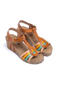 Sandales à talons compensés en cuir marron avec des rayures horizontales multicolores, bride de cheville avec boucle, semelle intérieure en texture douce, intercalaires en liège.