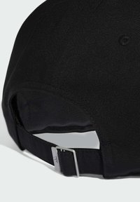 Gorra negra con tejido suave, visera curvada y correa ajustable con cierre de metal en la parte posterior. Se puede ver el detalle de las costuras.