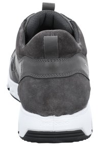 Graue Wildleder-Sneaker mit strukturiertem Absatz, weiße Gummisohle und Zuglasche. Verfügt über einen glatten Lederakzent an der Ferse.