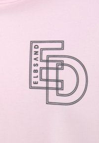 Un tessuto rosa chiaro presenta un design grafico del logo con contorni neri sovrapposti delle lettere "ELBSAND" e "5D".