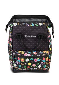 Zwarte stoffen rugzak met kleurrijke bloemen- en doodskoppatronen, voorzien van dubbele bovenhandvatten en een ritsvak voor sluiting.