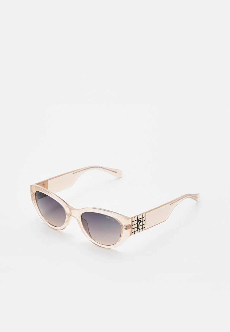 Cat-Eye-Sonnenbrille mit einem transparenten rosa Gestell, dunkelverlaufenden grauen Gläsern und einem gemusterten Akzent an den Bügeln. Glatte Textur über die gesamte Brille.