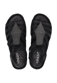 Černé sandály s několika pásky, texturovanou podrážkou a dekorativním trojúhelníkovým akcentem. Vyrobené ze syntetického materiálu s elastickými pásky.