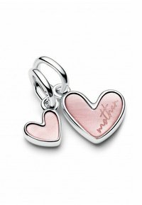 Srebrna značkica v obliki srca z roza emajlirnimi detajli; na večjem srcu je vgravirana beseda "mama" in manjša značkica v obliki srca.