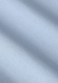 Lichtblauwe stof met een gladde, satijnen textuur en subtiele glans. Toont fijne, gelijkmatige weving en lichte golvingen.