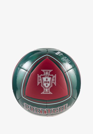 Pallone da calcio con pannelli verdi e rossi, caratterizzato dall'emblema nazionale del Portogallo e dalla parola "PORTUGAL" in lettere bianche grassetto.