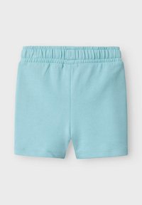 Jasnoniebieskie bawełniane szorty z elastycznym paskiem, o gładkiej fakturze i klasycznym kroju bez kieszeni.