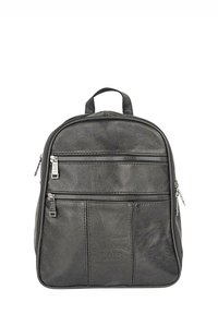 Mochila de cuero negro con una superficie texturizada, cuenta con dos bolsillos frontales con cremallera, un asa superior y un detalle de logo bordado.