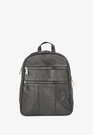 Mochila de cuero negro con una superficie texturizada, cuenta con dos bolsillos frontales con cremallera, un asa superior y un detalle de logo bordado.