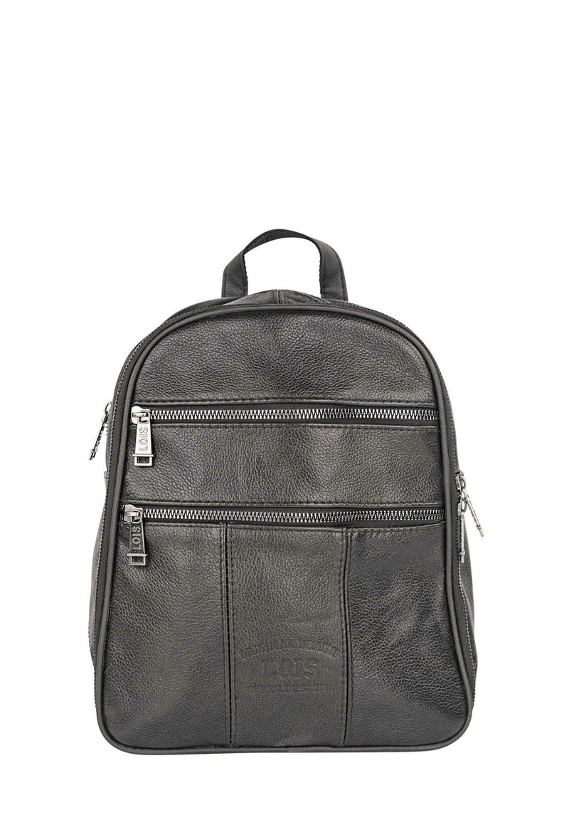 Mochila de cuero negro con una superficie texturizada, cuenta con dos bolsillos frontales con cremallera, un asa superior y un detalle de logo bordado.