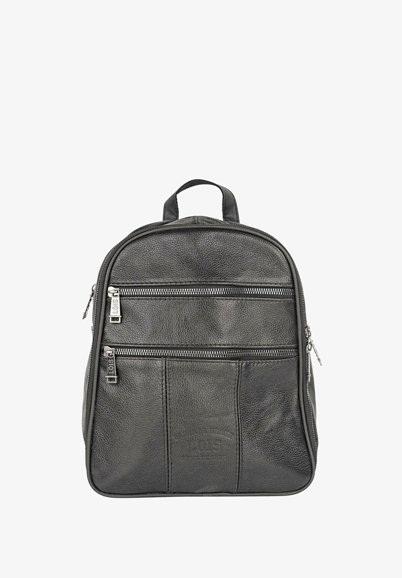 Mochila de cuero negro con una superficie texturizada, cuenta con dos bolsillos frontales con cremallera, un asa superior y un detalle de logo bordado.