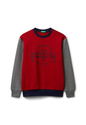 Felpa girocollo con corpo rosso, maniche grigie, polsini blu navy e testo "United Colors of Benetton" in blu navy sulla parte anteriore.