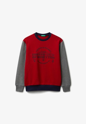 Crewneck-Sweatshirt mit rotem Körper, grauen Ärmeln, marineblauen Bündchen und dem Schriftzug "United Colors of Benetton" in Navy auf der Vorderseite.