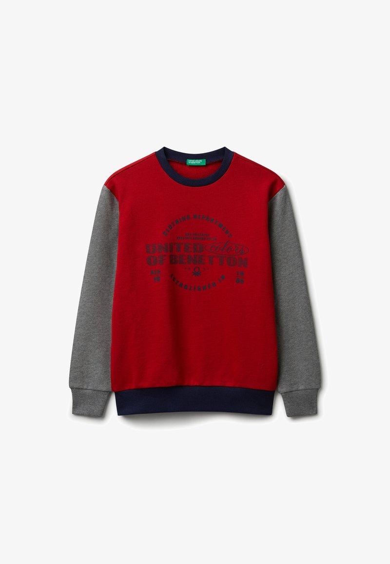 Felpa girocollo con corpo rosso, maniche grigie, polsini blu navy e testo "United Colors of Benetton" in blu navy sulla parte anteriore.