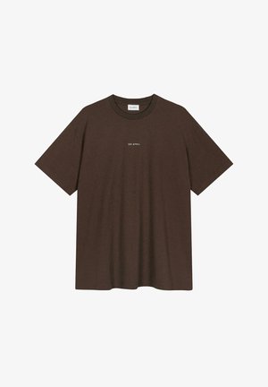 Pruun puuvillane t-särk lühikeste varrukate ja klassikalise kaelusega, millel on rindkeres väike valge trükk "OH APRIL".