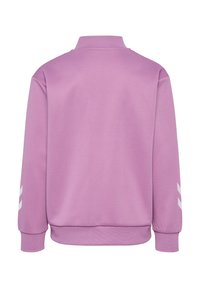 Vue arrière d'un sweat-shirt lavande uni avec poignets, ourlet, col en côtes et bandes en chevron blanches sur les deux manches.
