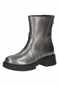 Botín de tobillo gris metálico hecho de cuero texturizado, con cremallera lateral, tacón cuadrado y punta redondeada suave.