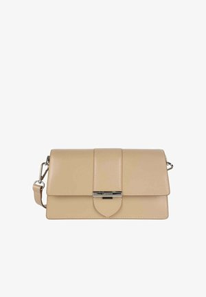 Beige nepleer schoudertas met een klep-sluiting, zilverkleurige hardware en een afneembare schouderband. Gladde textuur met zichtbare stiksels.