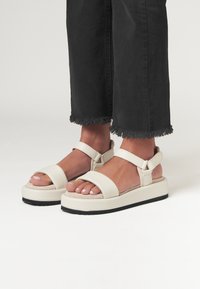 FRED MARTIN COLLECTION TAORMINA - Sandály na platformě - off white leather