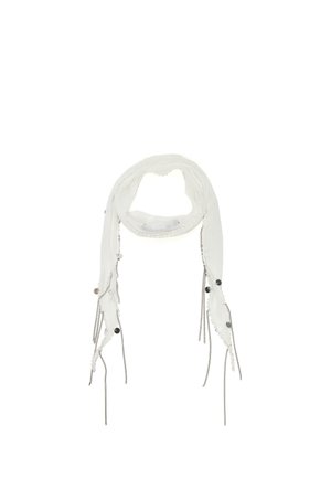 Biały szal z tkaniny z srebrnymi łańcuchami i małymi okrągłymi czarnymi i srebrnymi ozdobnymi akcentami zwisającymi z krawędzi.