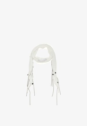 Sciarpa in tessuto bianco con catene d'argento e piccoli dettagli decorativi rotondi neri e argento appesi ai bordi.