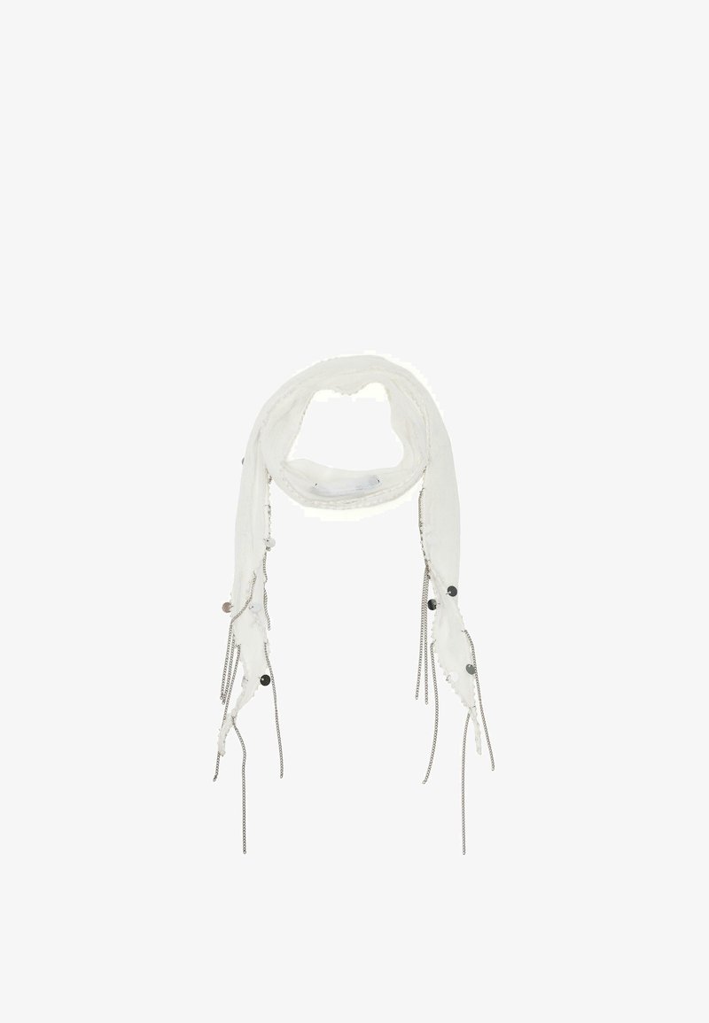 Écharpe en tissu blanc avec chaînes argentées et petits accents décoratifs ronds noirs et argentés suspendus aux bords.