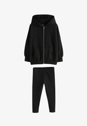 Schwarzes zweiteiliges Set mit Reißverschluss-Kapuzenjacke mit Fronttaschen und passenden Slim-Fit-Hosen.