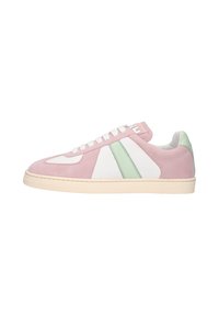 Sneaker in suede rosa con dettagli bianchi e verde menta, caratterizzata da punta arrotondata, lacci piatti e suola in gomma testurizzata.