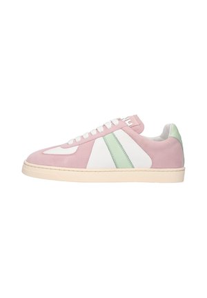 Zapatilla de ante rosa con detalles en blanco y verde menta, que presenta una punta redondeada, cordones planos y una suela de goma texturizada.