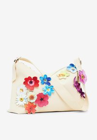 Beige Schultertasche aus Stoff mit floralen Applikationen in verschiedenen Farben, darunter Rot, Blau und Pink, ausgestattet mit einem Reißverschluss und einem verstellbaren Trageriemen.