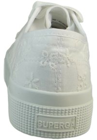 Zapatilla de lona blanca con bordado floral, puntera redonda, suela de goma plana y detalles texturizados en el talón, con la marca Superga.